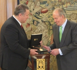 Su Majestad el Rey recibe de manos del alcalde de La Unión la Medalla de Oro conmemorativas del 150 aniversario de la constitución del municipio